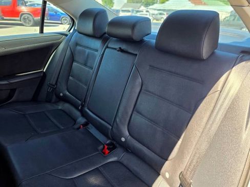 Used 2011 Volkswagen Jetta SE FWD image 32