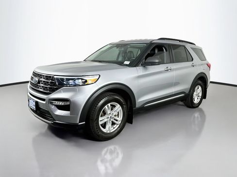 Used 2022 Ford Explorer XLT w/ Equipment Group 202A AWD/4WD image 3