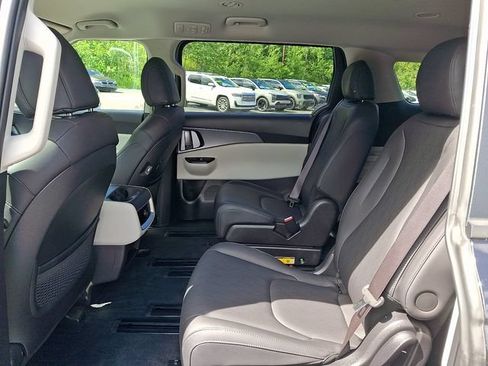 Used 2024 Kia Carnival LX FWD image 13