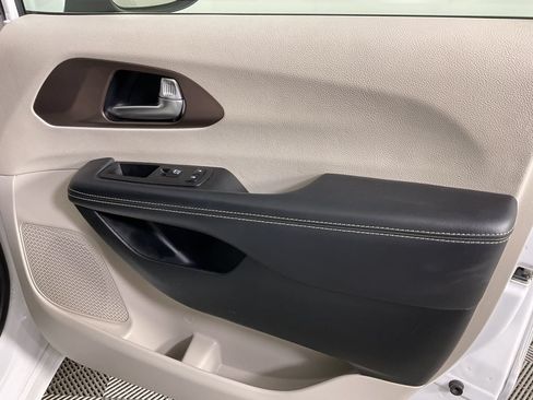 Used 2023 Chrysler Voyager LX FWD image 23