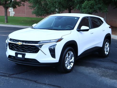 Certified 2025 Chevrolet Trax LS w/ LS Convenience Package FWD image 23