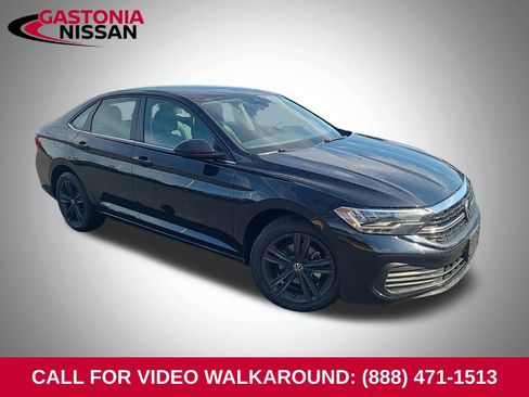 Used 2024 Volkswagen Jetta SE image 1