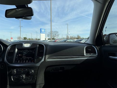 Used 2022 Chrysler 300 Touring w/ Sport Appearance Package image 21