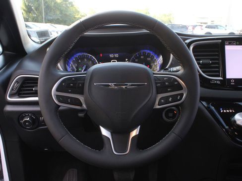 Used 2026 Chrysler Pacifica Select FWD image 10