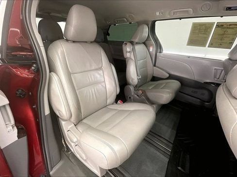 Used 2017 Toyota Sienna XLE Premium w/ Cargo Management Package FWD image 19