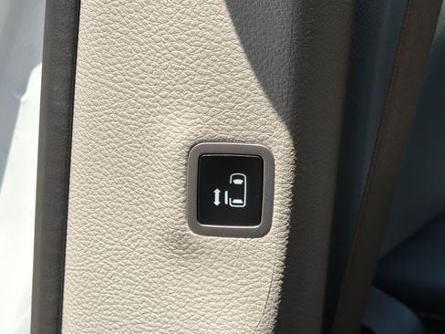 Used 2024 Chrysler Pacifica Touring-L FWD image 22