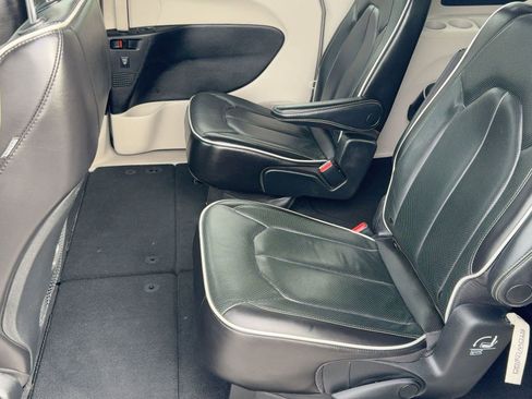 Used 2023 Chrysler Pacifica Limited image 14
