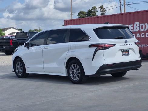 Used 2021 Toyota Sienna LE FWD image 4