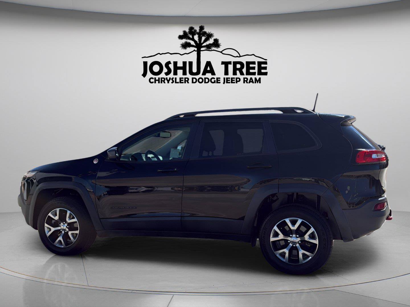 Used 2017 Jeep Cherokee Trailhawk w/ Comfort/Convenience Group AWD/4WD image 7