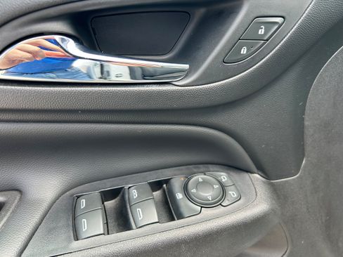 Used 2019 Chevrolet Equinox LT FWD image 14