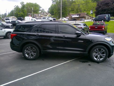 Used 2022 Ford Explorer XLT w/ Equipment Group 202A image 5