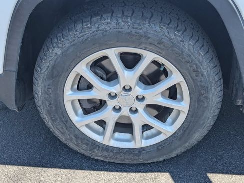 Used 2018 Jeep Cherokee Latitude w/ Cold Weather Group AWD/4WD image 13