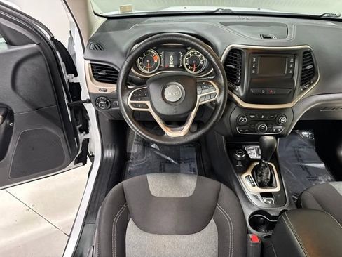 Used 2018 Jeep Cherokee Latitude w/ Safety Group AWD/4WD image 13