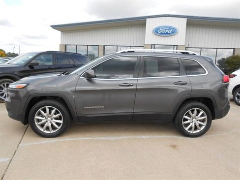 Used 2018 Jeep Cherokee Limited AWD/4WD image 2