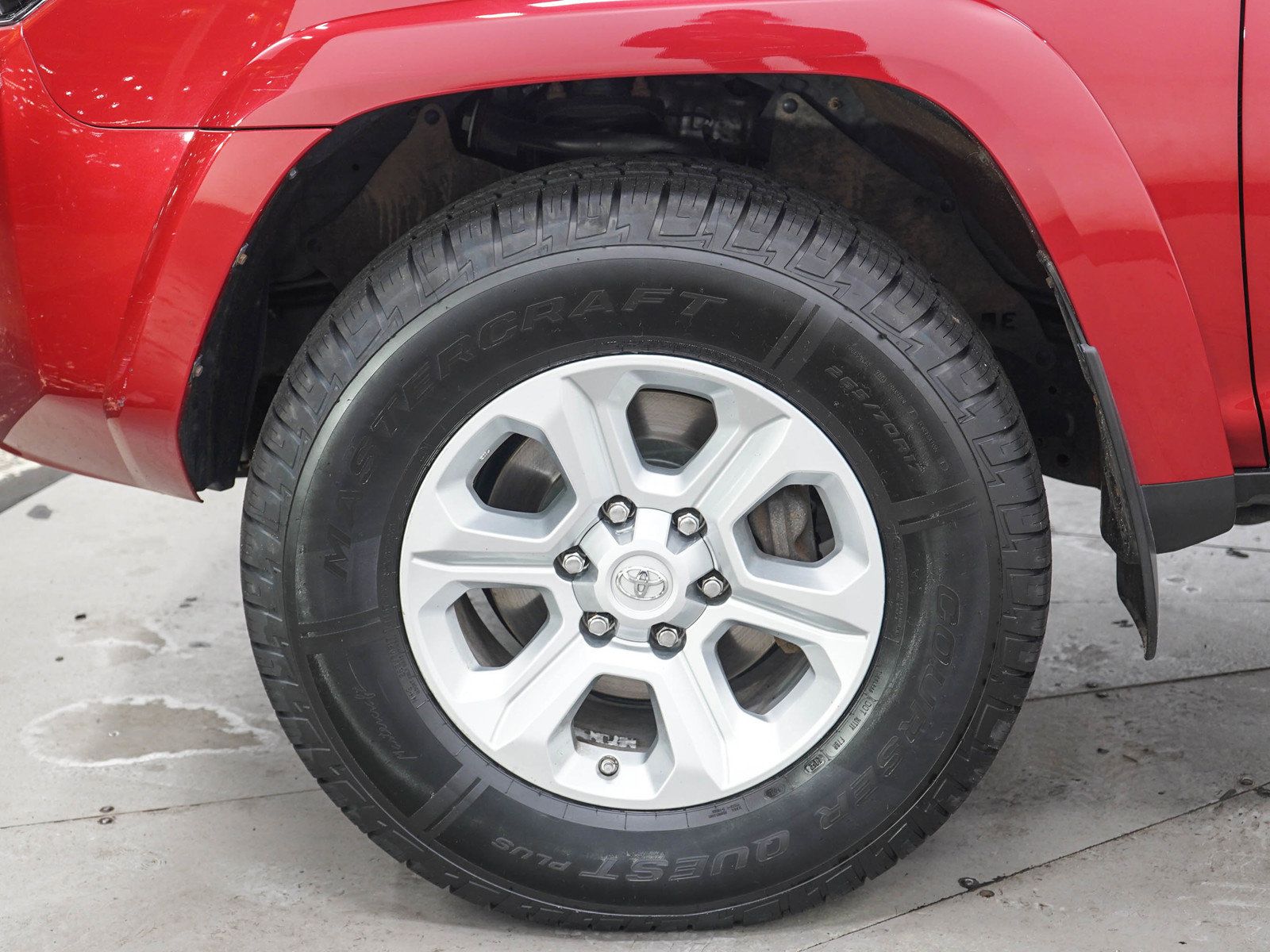 Used 2018 Toyota 4Runner SR5 AWD/4WD image 28