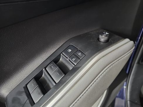 Used 2021 Toyota Highlander L FWD image 25