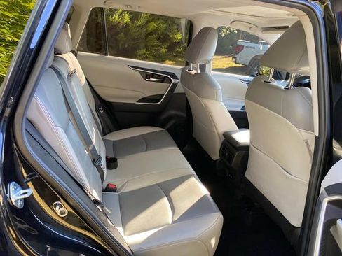 Used 2021 Toyota RAV4 XLE Premium FWD image 31