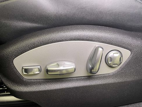 Certified 2025 Porsche Macan AWD/4WD image 17