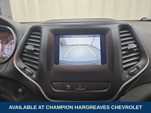 Used 2019 Jeep Cherokee Latitude Plus w/ Cold Weather Group AWD/4WD image 19