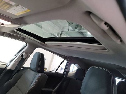Used 2018 Toyota RAV4 XLE AWD/4WD image 9