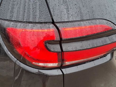 Used 2023 Chrysler Pacifica Touring-L FWD image 12