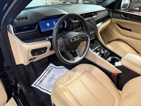 Certified 2025 Jeep Grand Cherokee Limited w/ Luxury Tech Group II image 35