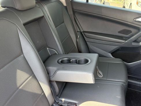 Used 2018 Volkswagen Tiguan SEL AWD/4WD image 32