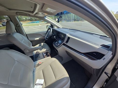 Used 2017 Toyota Sienna XLE FWD image 6