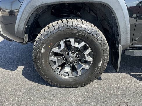 Used 2018 Toyota Tacoma TRD Off-Road AWD/4WD image 16
