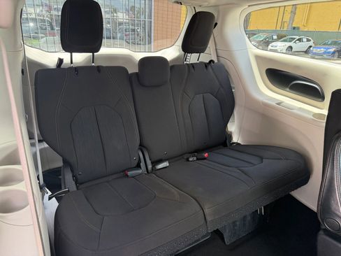 Used 2017 Chrysler Pacifica Touring FWD image 17
