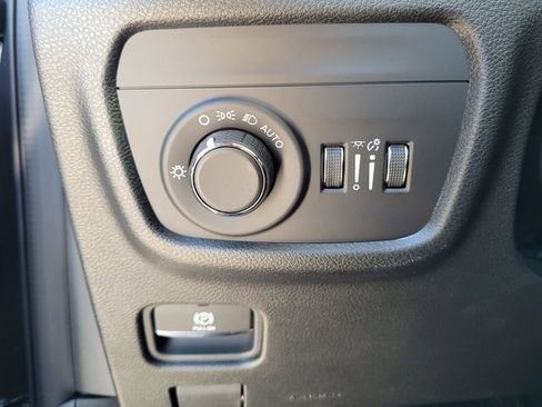 Used 2025 Jeep Grand Cherokee Altitude image 21