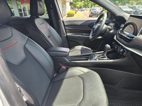 Used 2025 Jeep Compass Trailhawk AWD/4WD image 22
