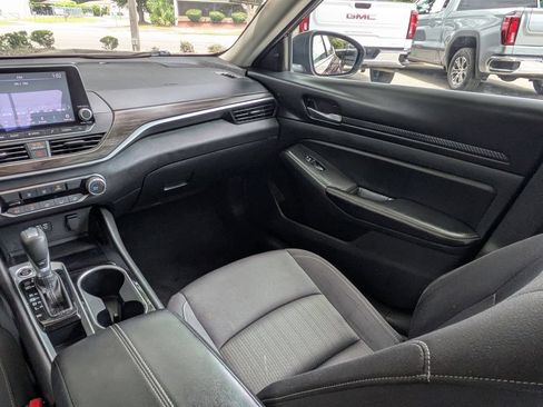 Used 2024 Nissan Altima 2.5 SV FWD image 15