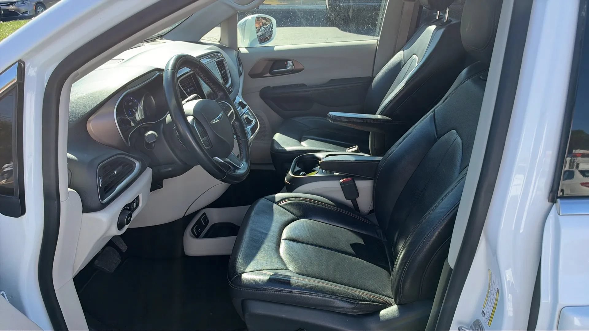 Used 2018 Chrysler Pacifica Touring-L w/ Tire & Wheel Group FWD image 9