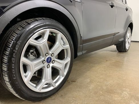 Used 2019 Ford Escape Titanium image 2