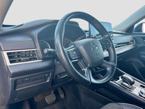 Used 2024 Mitsubishi Outlander SE image 9