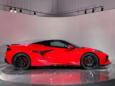 Used 2024 Chevrolet Corvette Z06 RWD image 6