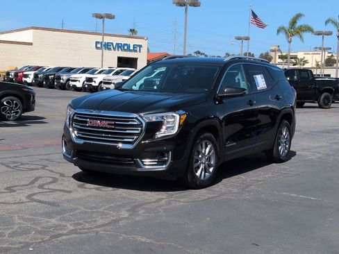 Used 2024 GMC Terrain SLT FWD image 1