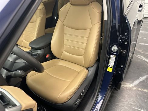 Used 2020 Toyota RAV4 XLE Premium image 15