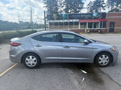 Used 2017 Hyundai Elantra SE FWD image 4