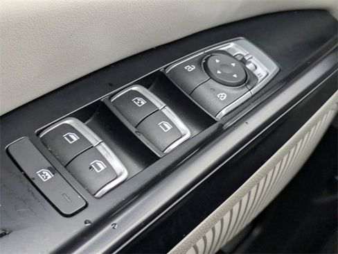 Used 2023 Kia Carnival LX image 25