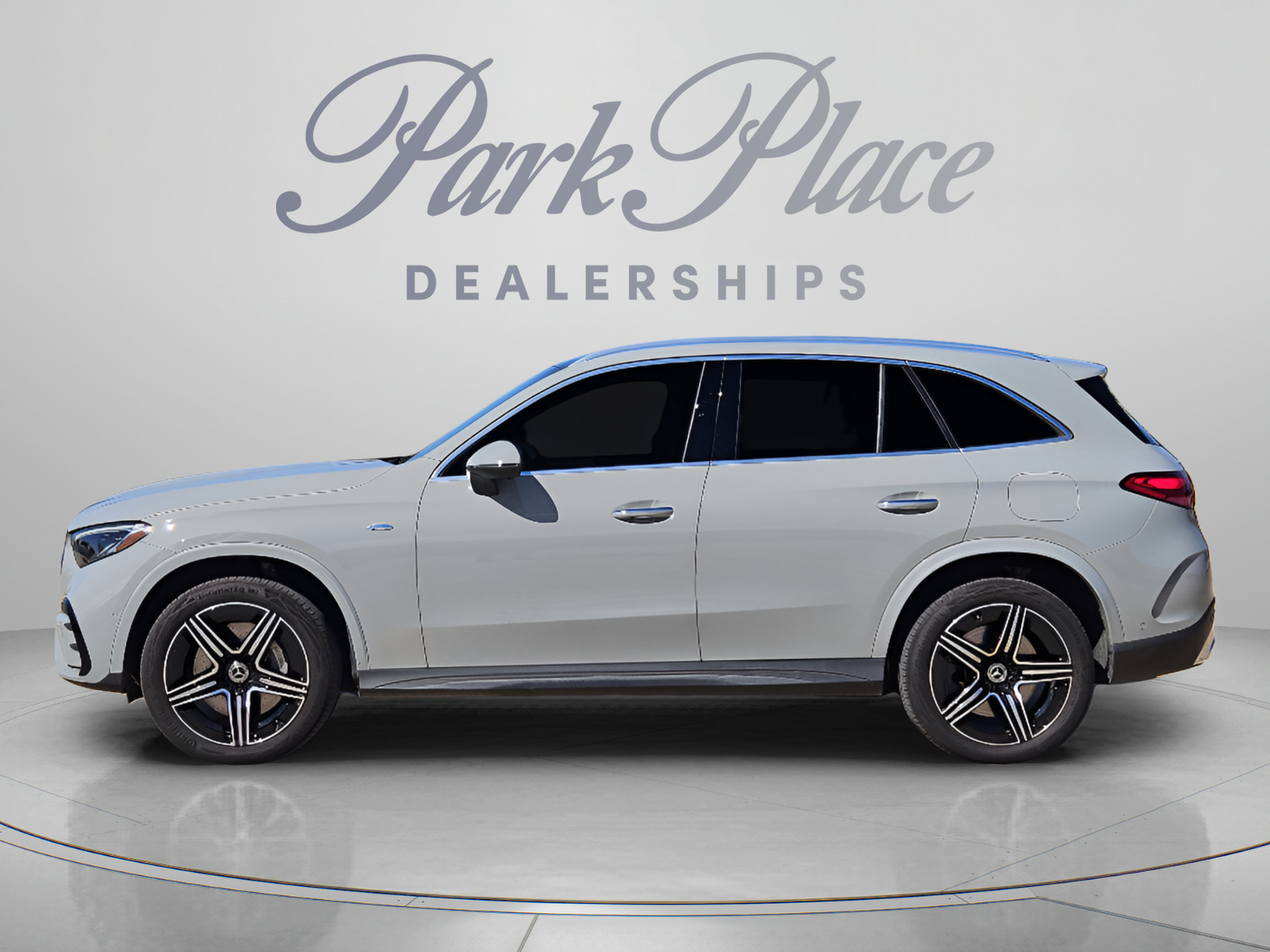 Used 2025 Mercedes-Benz GLC 350e 4MATIC image 2