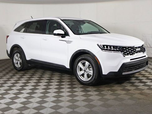 Used 2023 Kia Sorento LX FWD image 2