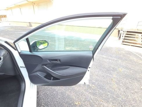 Used 2025 Toyota Corolla LE FWD image 21