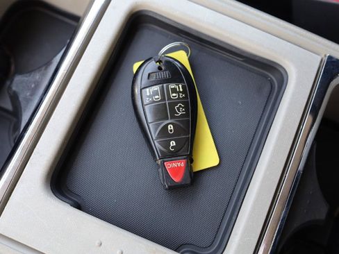 Used 2014 Chrysler Town & Country Touring FWD image 12