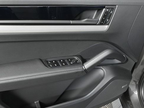 Certified 2025 Porsche Cayenne AWD image 6