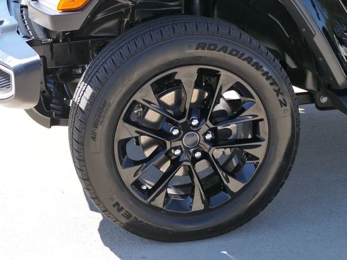 Used 2025 Jeep Wrangler Sahara 4xe image 11