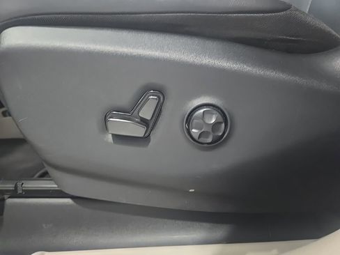 Used 2024 Chrysler Pacifica Touring-L image 15