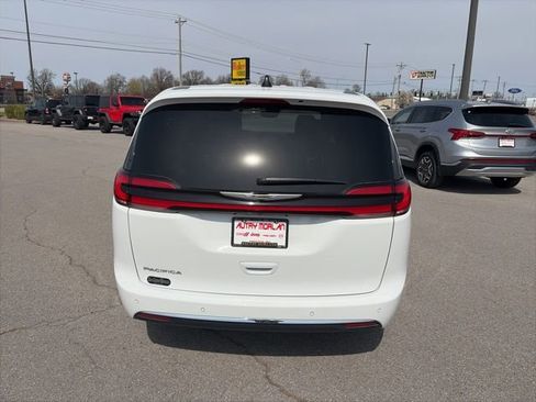 Used 2025 Chrysler Pacifica Select image 5