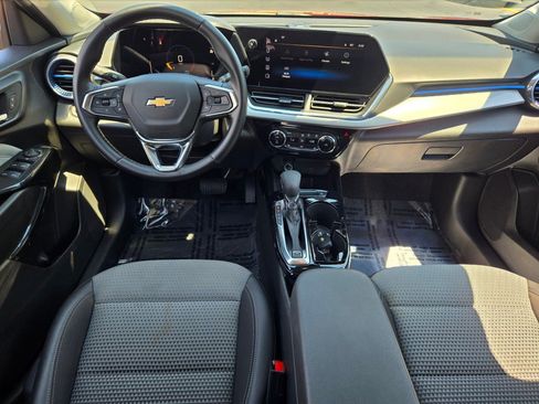 Certified 2025 Chevrolet Trax LT w/ LT Convenience Package FWD image 18